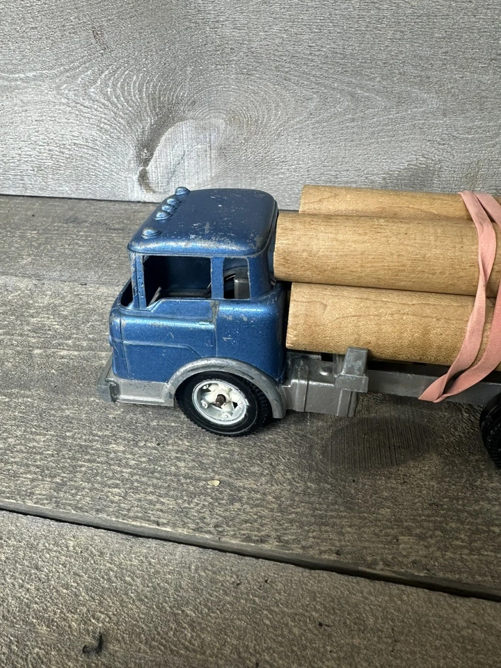 "Camión de troncos Hubley 1490 vintage con troncos de madera metal azul EE. UU. 7"" X 3""" Foto 3 de 4