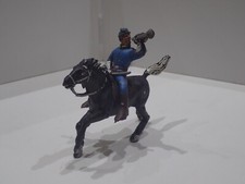 CROMOPLASTO ISAS SOLDATINO IN GOMMA A CAVALLO NORDISTA TROMBETTIERE  (10)