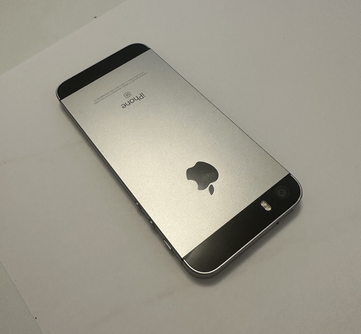 Apple iPhone SE 第一世代　Space Gray 32GB Pre-Owned Used Apple iPhone SE 32GB, SIlver - Unlocked GSM