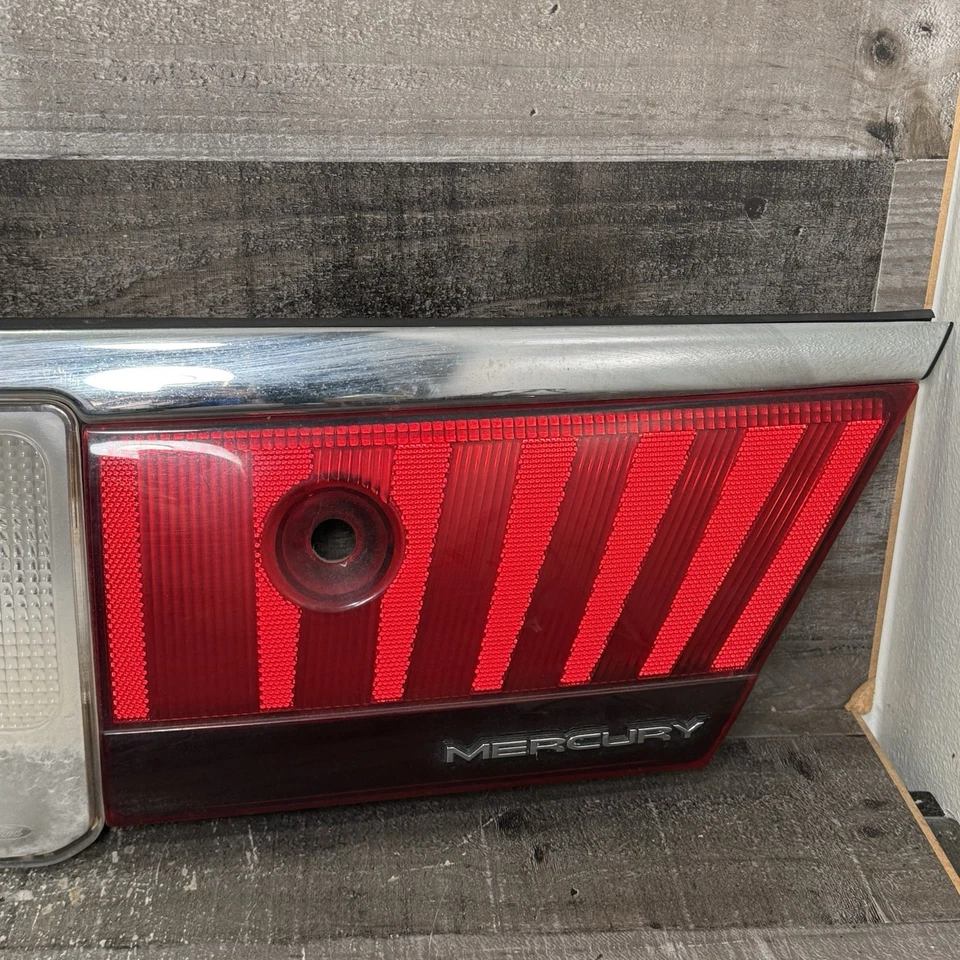 Luz trasera central tapa maletero Mercury Grand Marquis 1998-2002 Foto 4 de 4