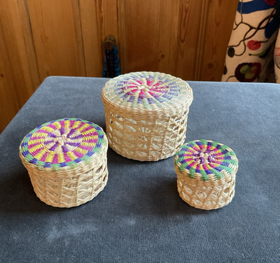 Bunt gewebte Mini Nistkörbe mit Deckel