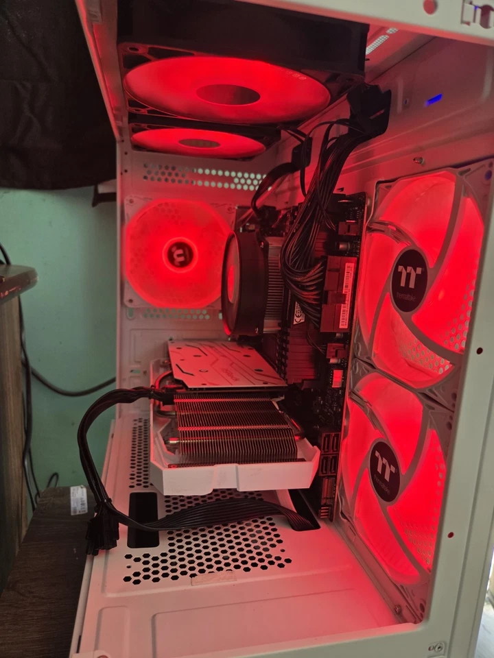 Ryzen 5 5600, Asrock Radeon 6600 8 GB, 32 GB de RAM DDR4, SSD de 1 TB Foto 2 de 2