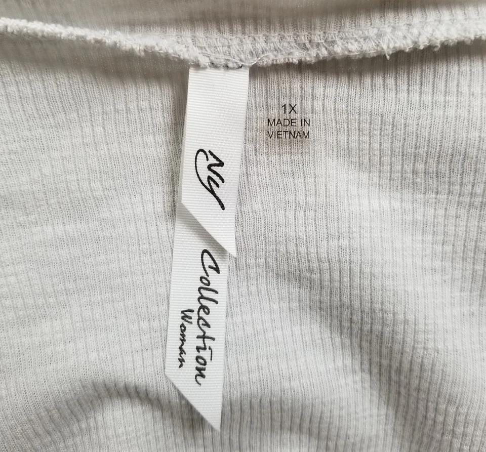 Camiseta elástica acanalada manga larga gris claro 1X Plus NY Collection para mujer Foto 4 de 4