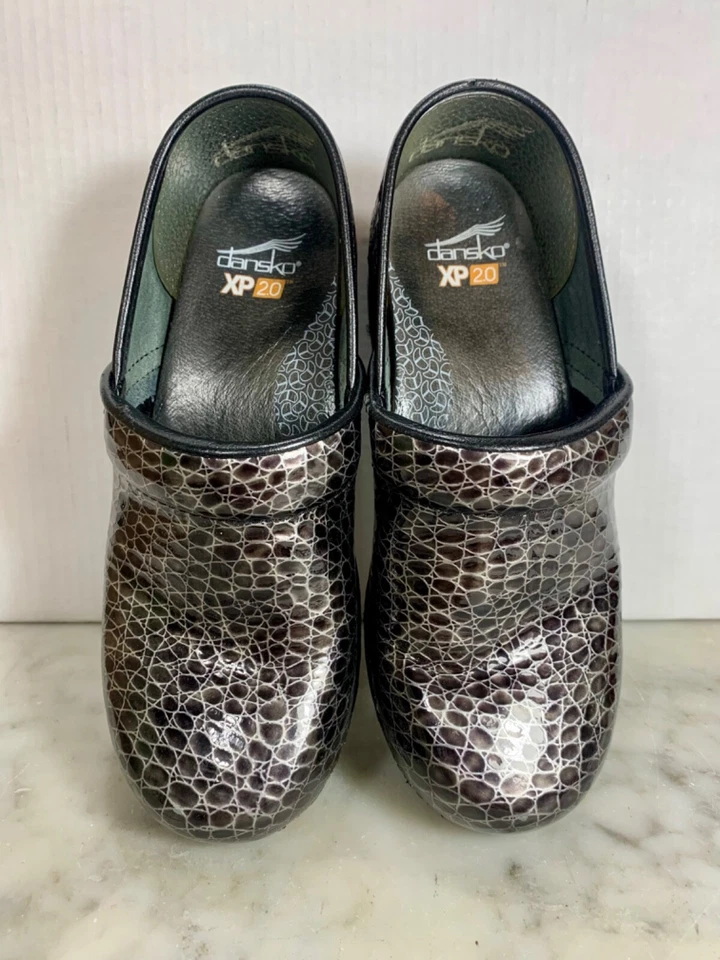 Zuecos Dansko XP 2.0 profesionales para mujer con estampado negro/blanco EU 37 US 7 Foto 2 de 4