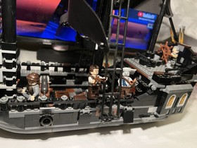 LEGO Pirates of the Caribbean: The Black Pearl (4184) Incomplete W/ Manuals