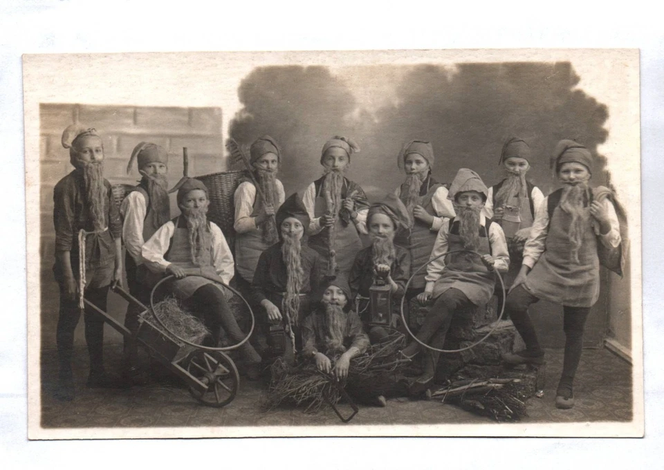Foto Ak Seifhennersdorf Kinder als Zwerge Gnome verkleidet Fabrik um 1910 - Bild 1 von 2