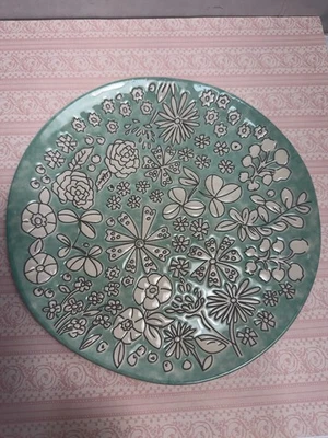 Plato de cerámica Anthropologie Dorotea verde menta floral en relieve de 8 pulgadas - Imagen 1 de 4