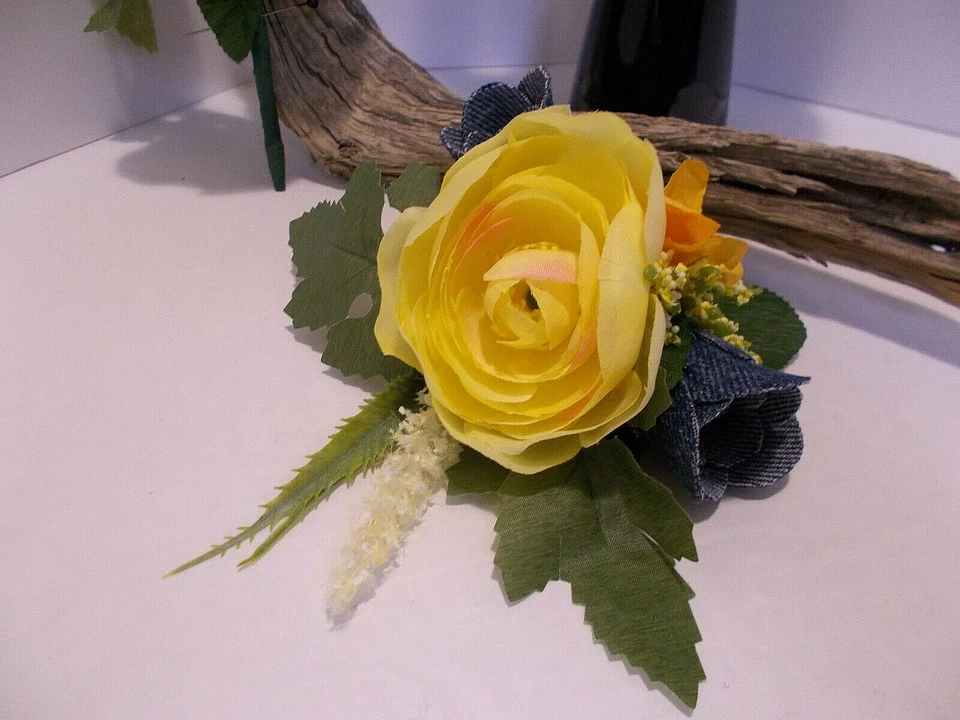 Conjunto de ramo y ramillete y ramillete y boutonniere Ranunculus amarillo de mezclilla nupcial Foto 3 de 4