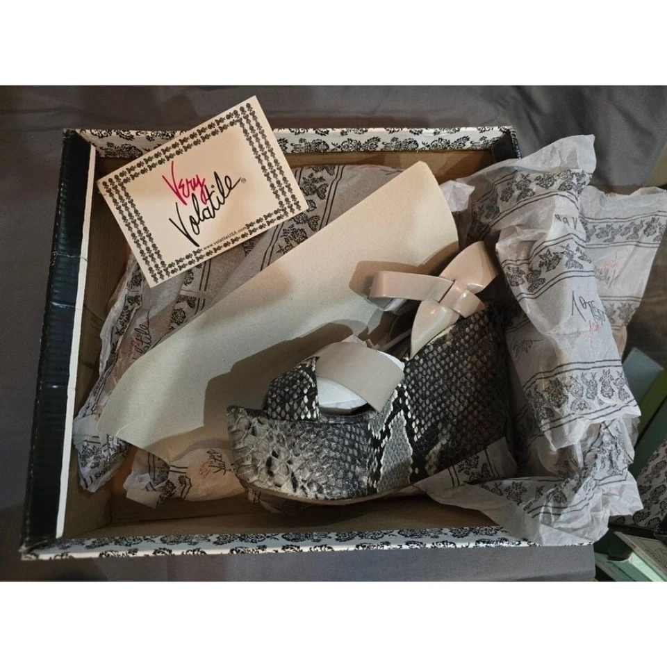 NIB Women's Rare Very Volatile Slytherin Platform Wedge Size 6 - Image 2 of 4