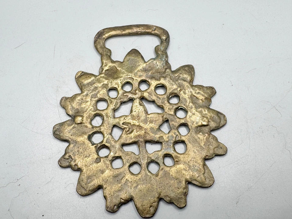 ANTIQUE EARLY BRASS HORSE BRASS – ACORNS & OAK LEAVES PATTERN - Image 2 of 3