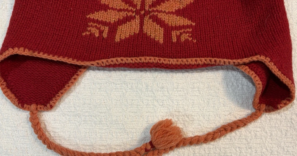 Gorro de lana de cordero vintage con borlas trenzadas rojas con patrón de copo de nieve de Abercrombie juvenil Foto 4 de 4