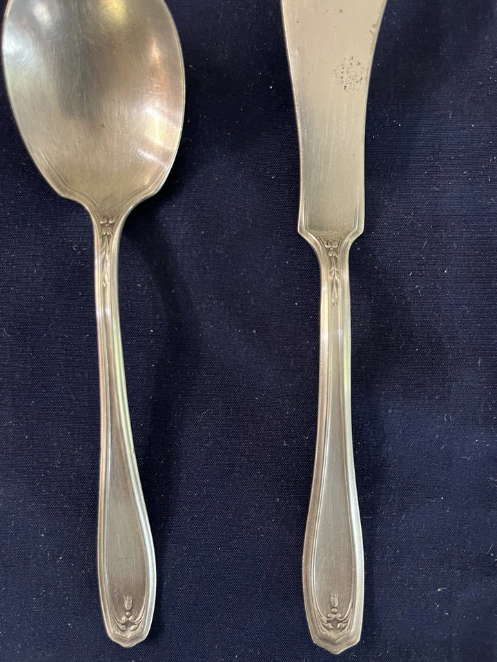 Cuchara de azúcar y cuchillo de mantequilla Oneida 1919 Silver Plate Chippendale descontinuado Foto 3 de 4