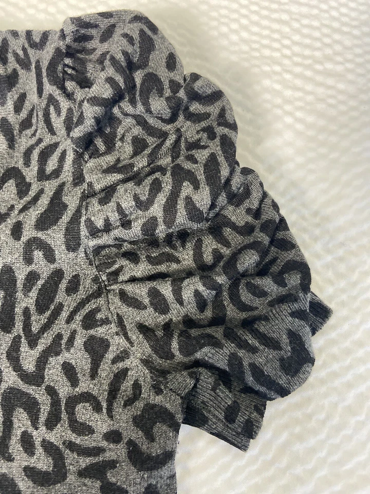 Suéter feminino Style & Co. cinza estampa animal manga curta gola redonda tamanho M - Imagem 3 de 4