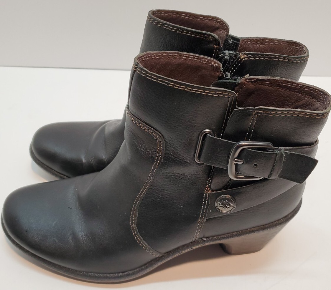 Very lightly used leather boots These gently used leather boots are so nice!! Women main image 2