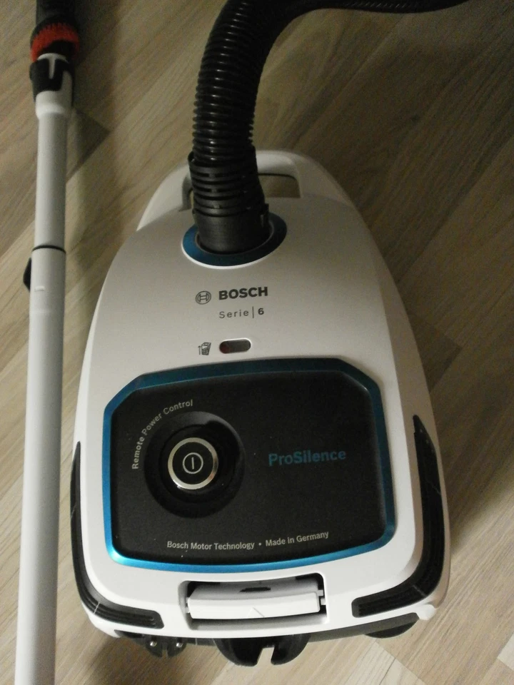 Bosch Serie 6  Staubsauger mit Remote Power Control- Pro Silence