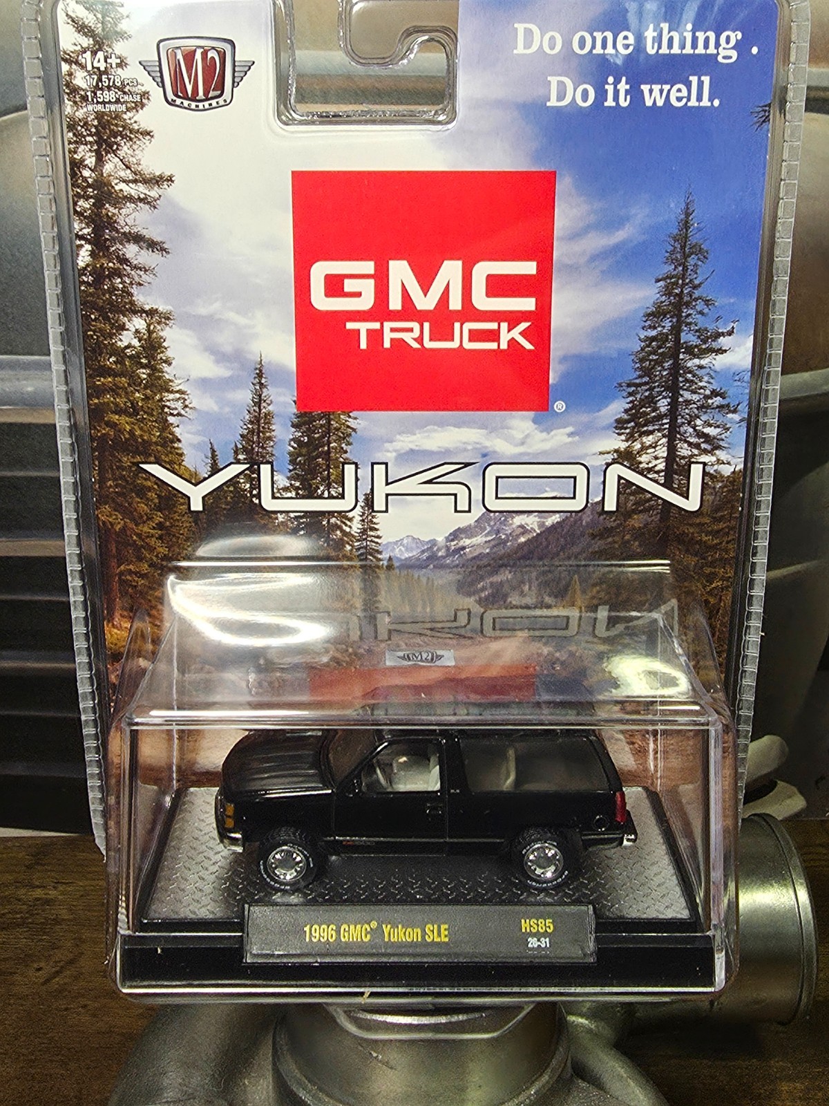 M2 1996 GMC Yukon SLE – Black – Hobby Exclusive 31500-HS85 1/64