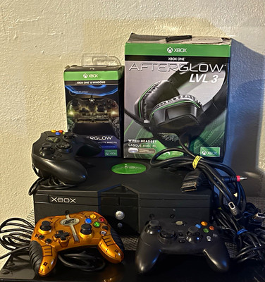 Microsoft Xbox Original Console Bundle w/ 4 Controllers, Cables, Headphones READ