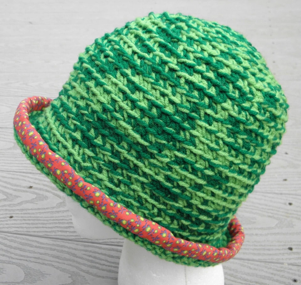 Cloche de ganchillo de tonos verdes en contraste tamaño más pequeño - Hecho a mano por Michaela Foto 2 de 4