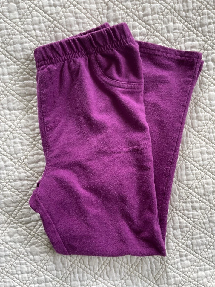 Dos pares de pantalones de punto elásticos para niñas Okie Dokie talla 4Y azul marino y magenta usados en excelente estado Foto 4 de 4