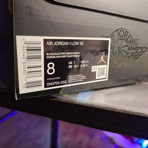 New Jordan 1 SE low men's size 8 black/White/electric green in hand now - Picture 3 of 5