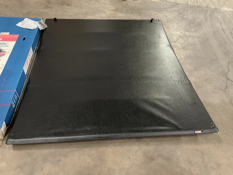 Lund 95053 Tri-Fold Tonneau 6.5' Bed Cover for 1999-07 Silverado Sierra 6'6 - Image 2 of 4