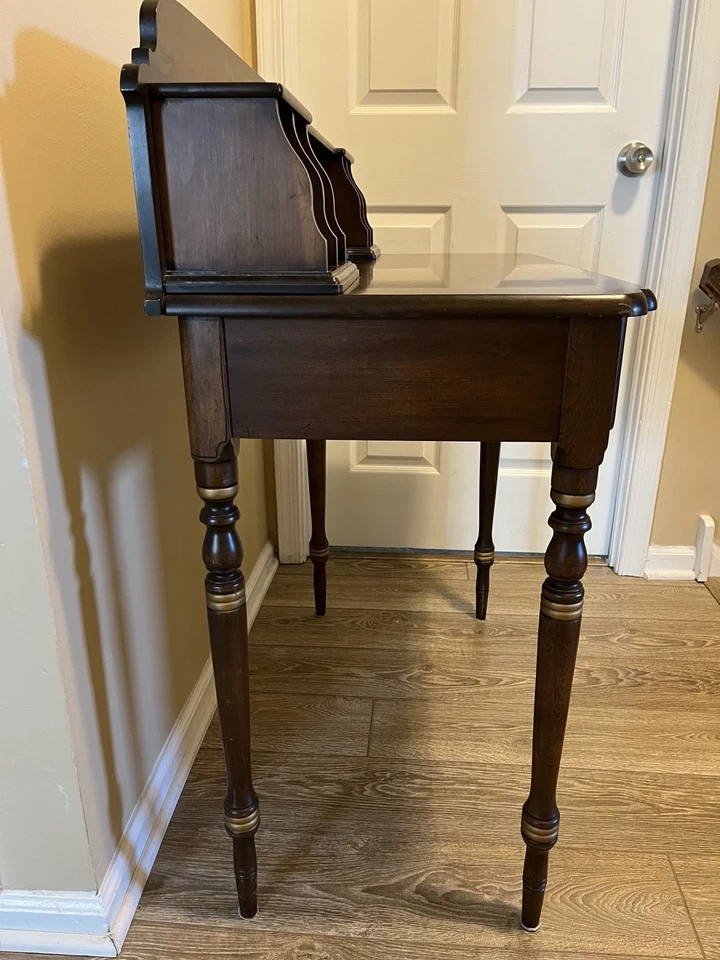 复古 L. Hitchcock 棕色木质写字台 带 Hutch 二手 状况非常好 — 第 2/4 张图片