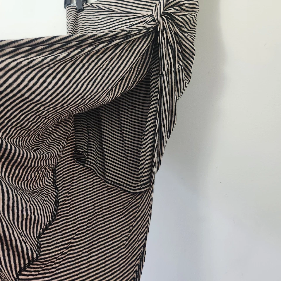 Saia assimétrica listrada preta e bege feminina CHARLOTTE RUSSE tamanho P - Imagem 3 de 4