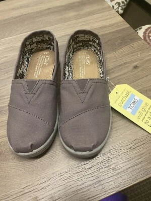 Toms NWT NIB Classic Ash Grey Slip On Canvas Shoe Youth Size 3