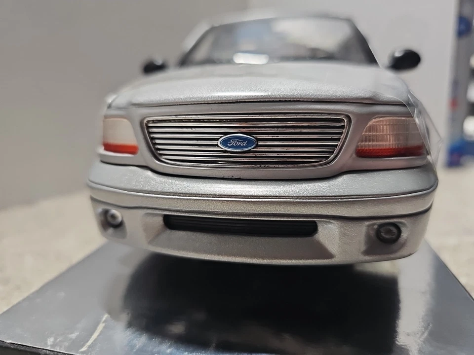 Ertl Am. Muscle 2003 福特 F-150 刀片限量版 Toys R Us Excl. 1/ 1600 1:18 — 第 2/4 张图片