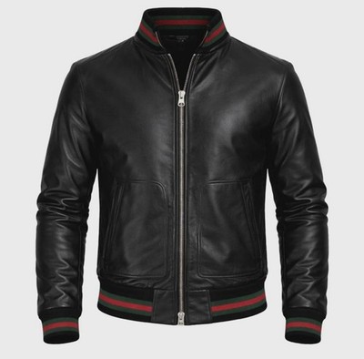 Schwarze Bomberjacke aus Lammfellleder. Sieht fast aus wie eine Gucci-Jacke.