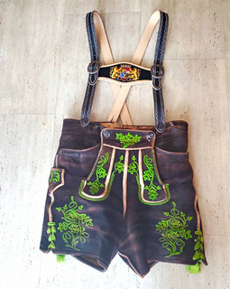 Herren kurze Trachten Hirschlederhose mit grüner Stickerei inkl. Hosenträger.