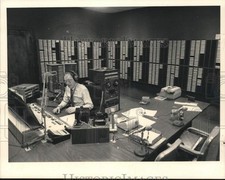 1985 Press Photo David Baker in WGY-AM broadcast booth, Albany, New York
