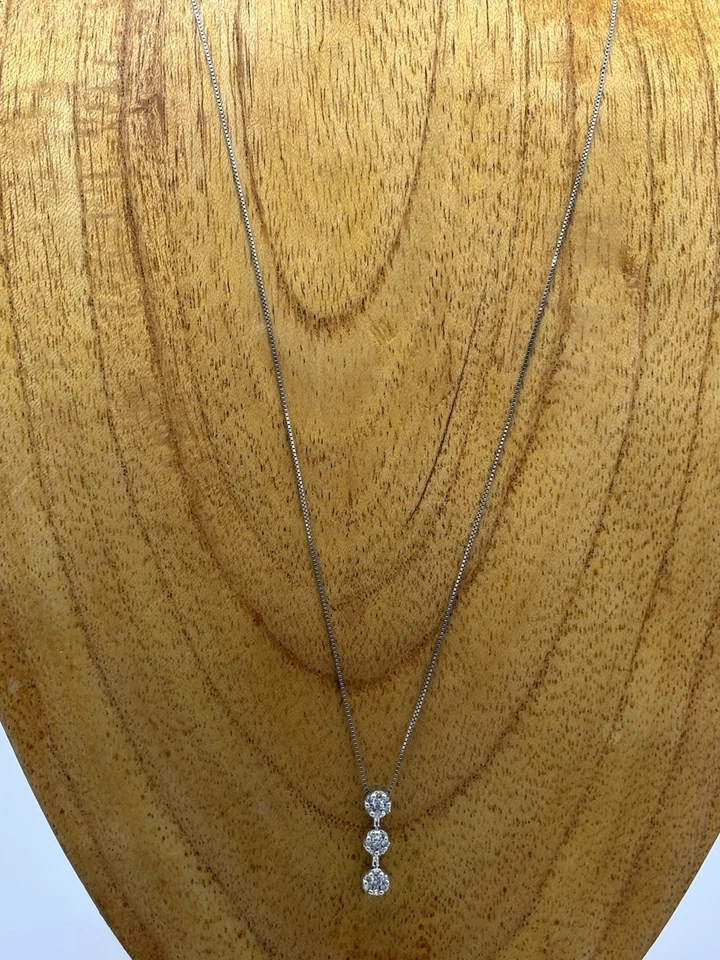 Collar colgante de diamantes en racimo y oro blanco macizo de 14 k Foto 2 de 4