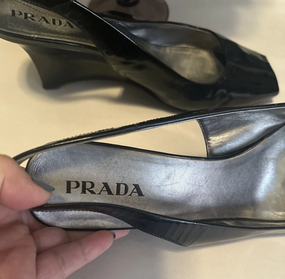Auténticas cuñas traseras deslizables negras de Prada. Talla 8,5.  Foto 4 de 4
