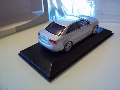 1:43 * Minichamps * Audi RS4 sedán (8E) * plata clara metálica * embalaje original y nuevo - Imagen 10 de 14