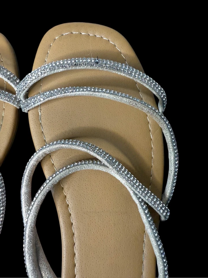 Sandalias planas sin cordones Andiamo para mujer con correa de estrás talla 8W anchas tostadas plateadas Foto 4 de 4