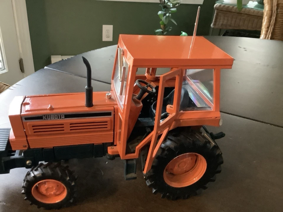 Kubota M-Type Toy/Display Tractor 1/20th Scale - Image 2 of 4