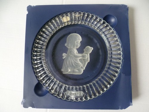 Goebel Annual Crystal Glass Plate 1981 Fourth Edition Little Girl & Teddy Bear - Picture 5 of 7
