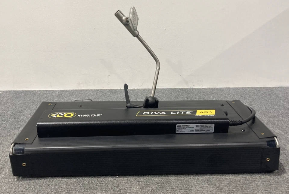 KINO FLO DIVA LITE 401 FIXTURE WITH BUILT IN BARN-DOORS w/ Power Cord - Image 2 of 4