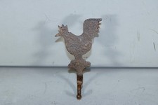 A RARE 18-19TH C PA GERMAN WROUGHT IRON ROOSTER BETTY LAMP HOLDER IN OLD SURFACE