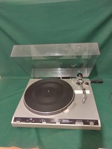 Vintage Technics SL-230 Vinyl Record Turntable (Missing Needle Cartridge)