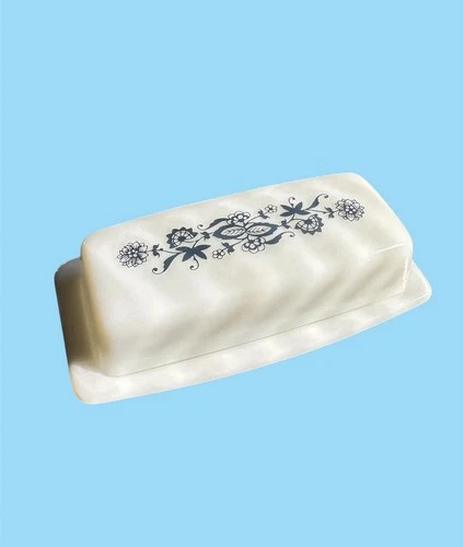 AMAZING CONDITION vintage Pyrex Old Town Blue Onion Covered Butter Dish