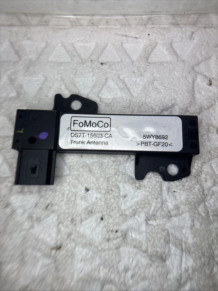 Antena de aleta de tiburón Ford Mustang, Fusion, Lincoln MKC 2015-2019 FABRICANTE DE EQUIPOS ORIGINALES Foto 4 de 4