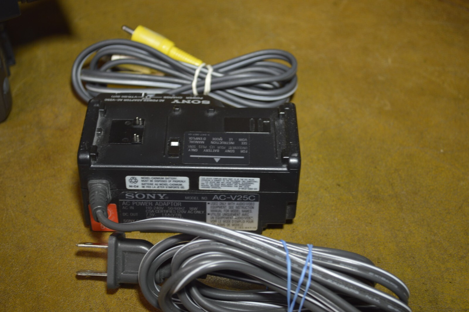 Sony Handycam CCD-TRV30 8mm Video8 Camcorder w/Charger NO SOUND FOR PARTS