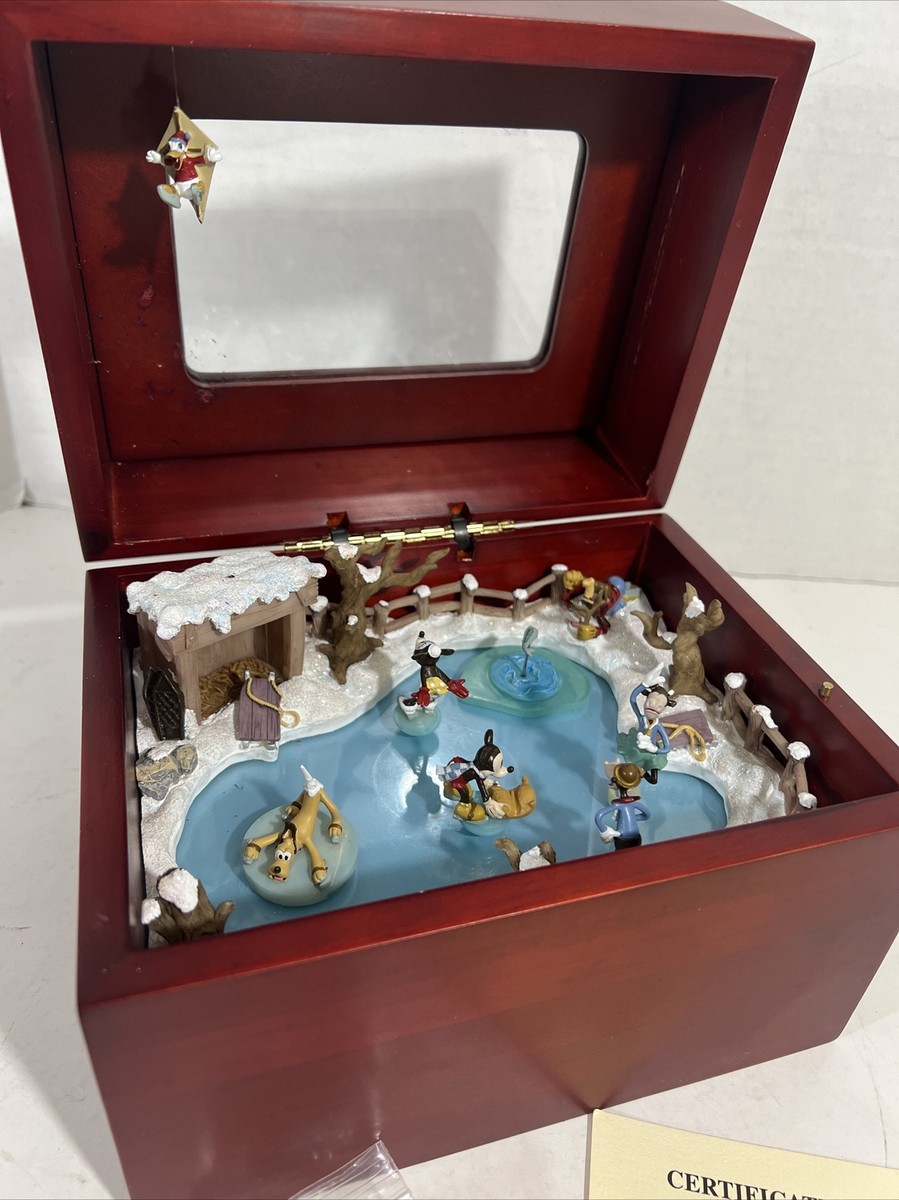 ディズニー　Mickey’s Holiday Skaters Disney MR. CHRISTMAS Mickeys Holiday Skaters Ice Skating