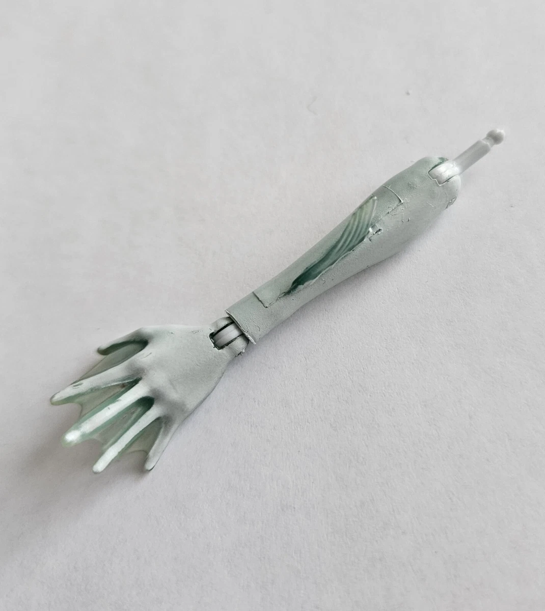 Monster High Lagoona Blue 2008 1st wave replacement left arm