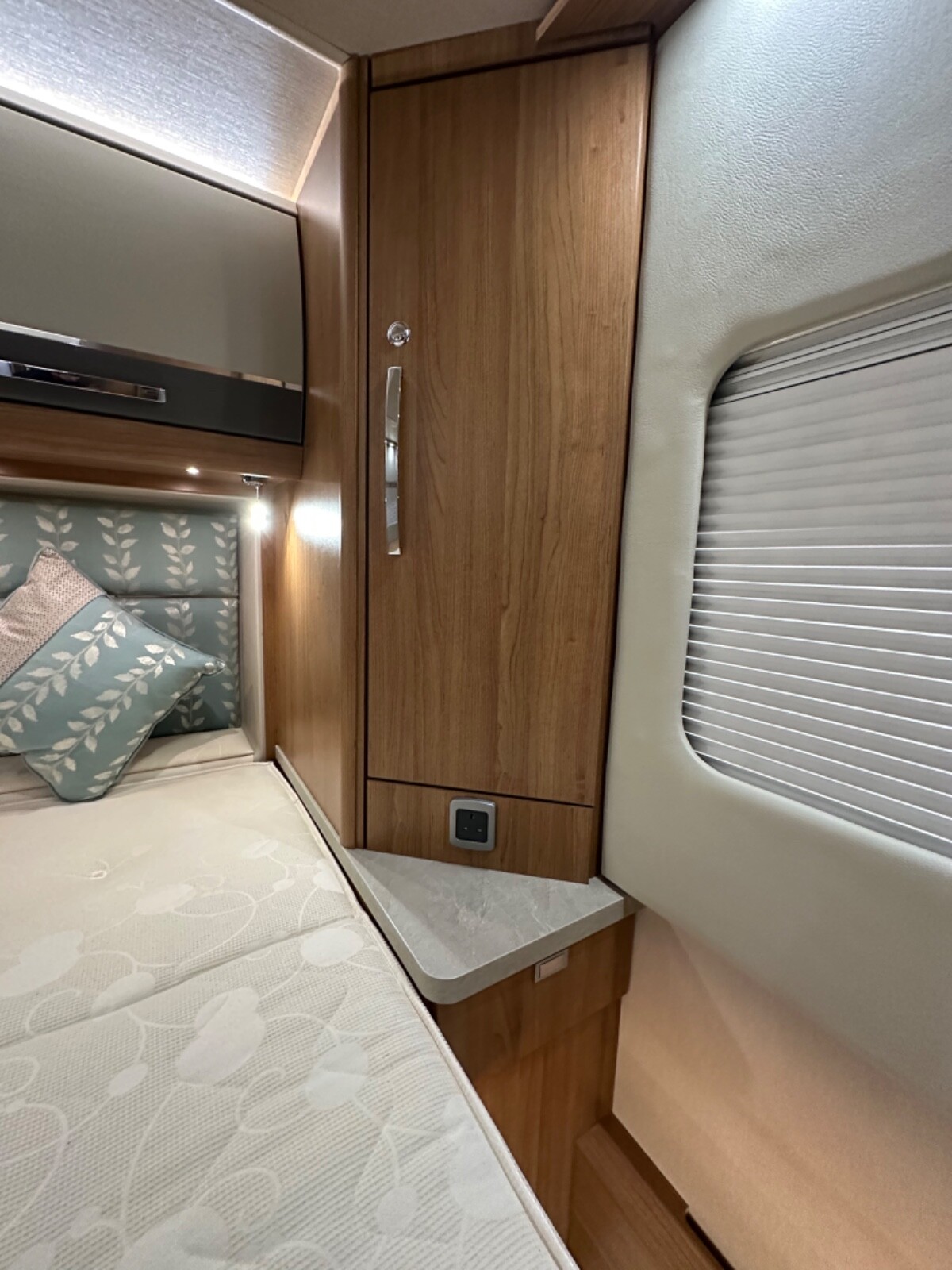 2019 AUTOTRAIL DELAWARE 2.3 150 MJET 5K MILES / FIXED ISLAND BED