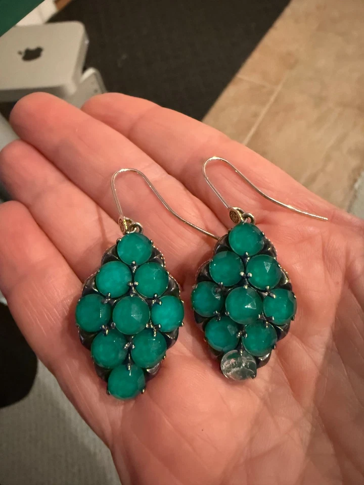 Pendientes perforados con cable de plata de ley de ónix verde Tacori de 18 k Foto 3 de 4