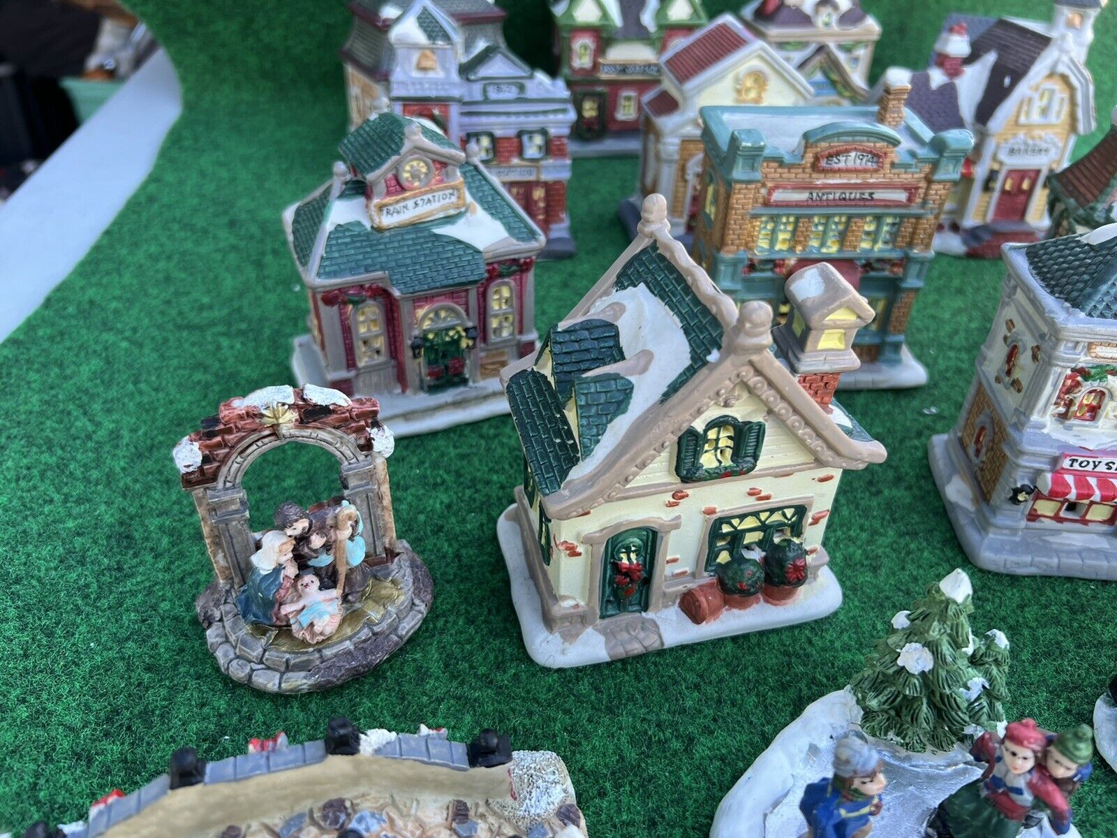 Cobblestone Corners Village Christmas Decorations - collectibles - by owner  - sale - craigslist