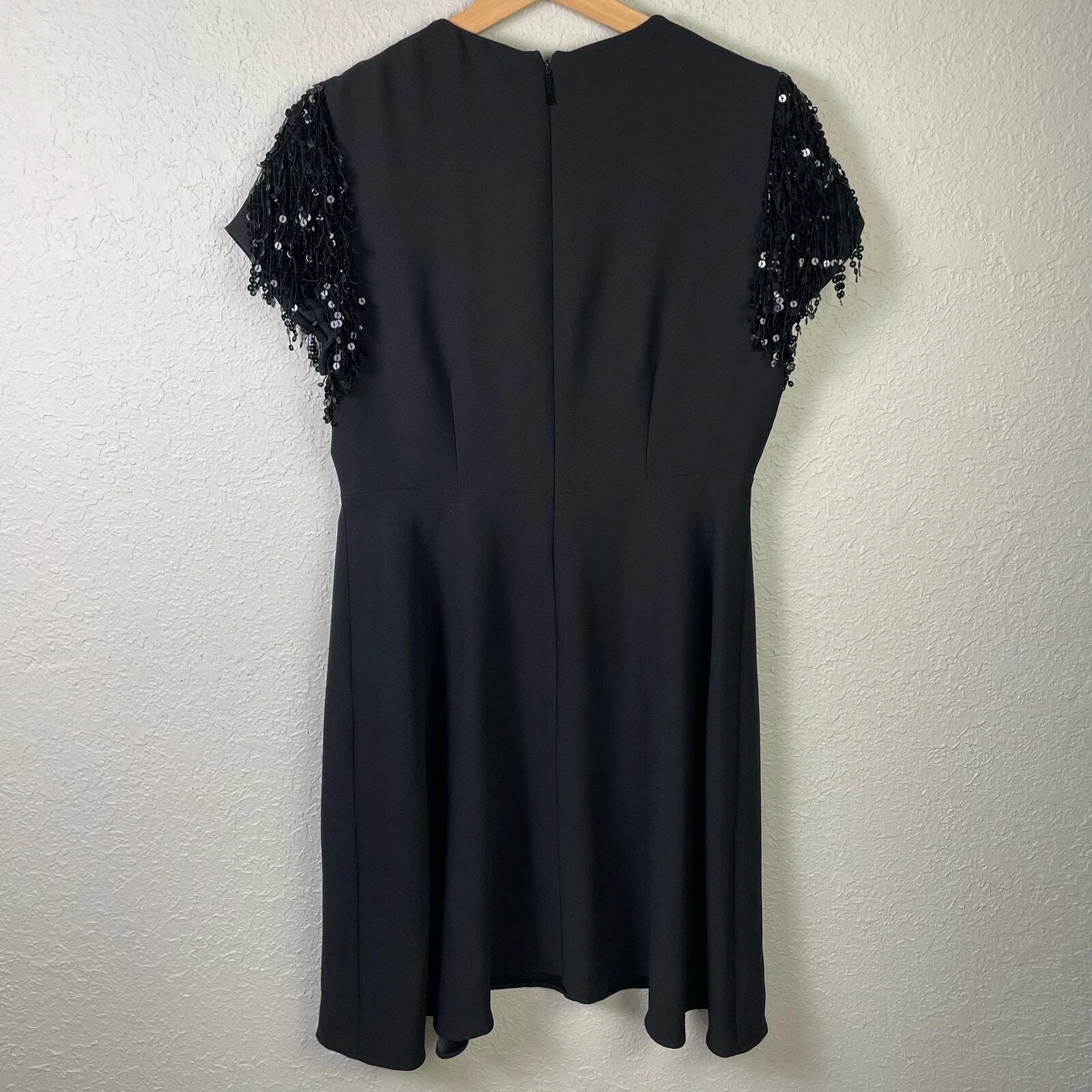 Abito Kate Spade aderente e svasato nero con paillettes e maniche